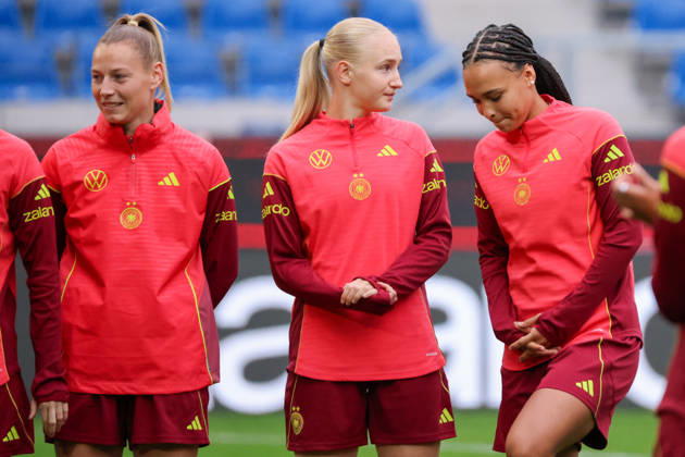 Karlsruhe, Germany, October 8, 2026 German Women s National Soccer Team: Final Training Session for the Friendly Match Between Germany and Australia. Pictured, from left: Sarai Linder (Germany), Luzie Zähringer (Germany)—who was added to the roster later—and Lisa Baum (Germany) Copyright: HMBxMedia MadeleinexFantini