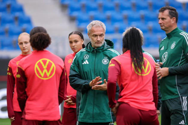 Karlsruhe, Germany, October 8, 2026 German Women s National Soccer Team: Final Training Session for the Friendly Match Between Germany and Australia. Pictured: National Team Coach Christian Wück (Wueck) of Germany speaking to the players of the German Women s National Soccer Team during a team meeting. Copyright: HMBxMedia MadeleinexFantini
