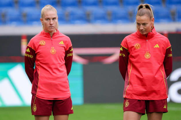 Karlsruhe, Germany, October 8, 2026 German Women s National Soccer Team: Final Training Session for the Friendly Match Between Germany and Australia. Pictured, from left: Janina Minge (Germany) and Sarai Linder (Germany) Copyright: HMBxMedia MadeleinexFantini