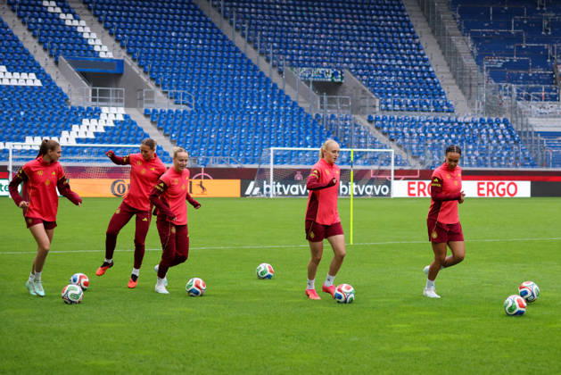Karlsruhe, Germany, October 8, 2026 German Women s National Soccer Team: Final Training Session for the Friendly Match Between Germany and Australia. Pictured, from left: Jule Brand (Germany), Klara Bühl (Germany), Franziska Kett (Germany), Luzie Zähringer (Germany), and Lisa Baum (Germany) Copyright: HMBxMedia MadeleinexFantini