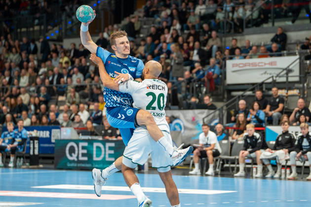 Handball I Men I 2026–2027 Season I Bundesliga I Matchday 8 I TVB Stuttgart vs. HSG Wetzlar I October 8, 2026 Simone Mengon 15, TVB Stuttgart defended by David Cyrill Akakpo 20, HSG Wetzlar, Stuttgart Porsche Arena, Baden-Württemberg, Germany Copyright: xLobeca MaxxPetershansx