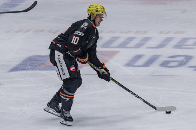 Penny DEL Löwen Frankfurt vs. Krefeld Pinguine, October 8, 2026 Brandon Biro Löwen Frankfurt 10 with the puck, close-up, portrait, Löwen Frankfurt vs. Krefeld Pinguine, Frankfurt, NIX Ice Arena, October 8, 2026 Copyright: xBEAUTIFULxSPORTS Gawlikx