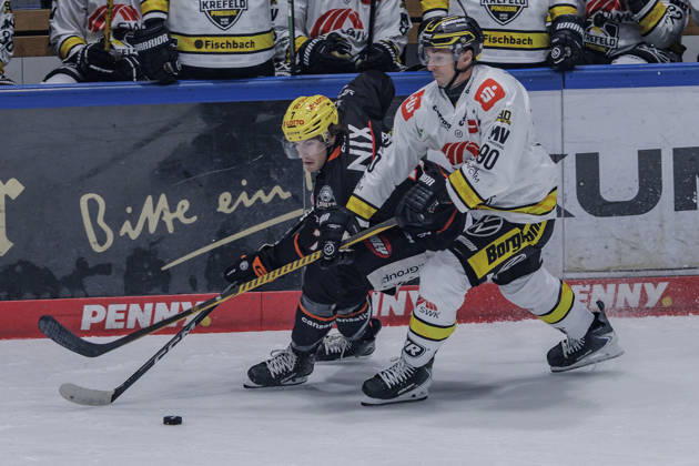 PEnny DEL Löwen Frankfurt vs. Krefeld Pinguine, October 8, 2026: Ty Glover of the Löwen Frankfurt (7) and Adam Payerl of the Krefeld Pinguine (90) battle for the puck, Löwen Frankfurt vs. Krefeld Pinguine, Frankfurt, NIX Ice Arena, October 8, 2026 Copyright: xBEAUTIFULxSPORTS Gawlikx
