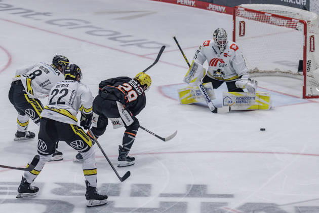 Penny DEL Löwen Frankfurt vs. Krefeld Pinguine, October 8, 2026 Anthony Romano (Löwen Frankfurt) 29 under pressure from Oliver Mebus (Krefeld Pinguine) 22 and Max Gildon (Krefeld Pinguine) 8, Löwen Frankfurt vs. Krefeld Pinguine, Frankfurt, NIX Ice Arena, October 8, 2026 Copyright: xBEAUTIFULxSPORTS Gawlikx