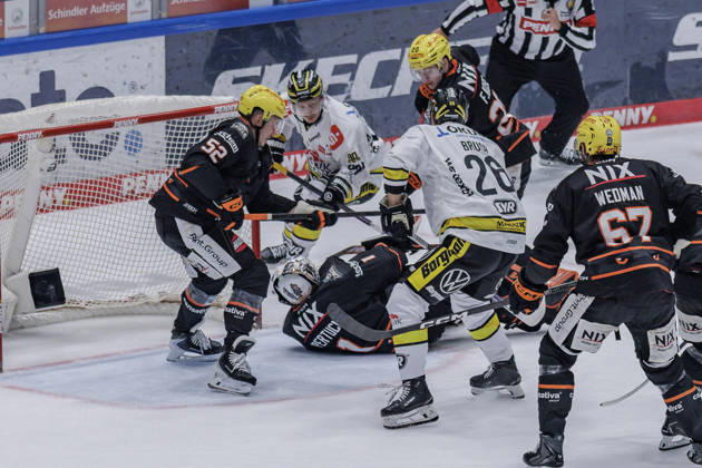 PEnny DEL Löwen Frankfurt vs. Krefeld Pinguine, October 8, 2026: Nico Pertuch (Löwen Frankfurt 1) lies on the puck; Daniel Bruch (Krefeld Pinguine 26), Maksim Matushkin (Löwen Frankfurt 52), and Matthew Wedman (Löwen Frankfurt 67); Löwen Frankfurt vs. Krefeld Pinguine; Frankfurt; NIX Ice Arena, October 8, 2026 Copyright: xBEAUTIFULxSPORTS Gawlikx