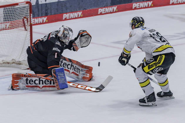 PEnny DEL Löwen Frankfurt vs. Krefeld Pinguine, October 8, 2026: Nico Pertuch of the Löwen Frankfurt (No. 1) blocks a shot by Daniel Bruch of the Krefeld Pinguine (No. 26), Löwen Frankfurt vs. Krefeld Pinguine, Frankfurt, NIX Ice Arena, October 8, 2026 Copyright: xBEAUTIFULxSPORTS Gawlikx