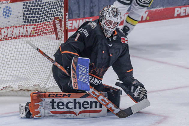 PEnny DEL Löwen Frankfurt vs. Krefeld Pinguine, October 8, 2026 Nico Pertuch of Löwen Frankfurt 1 has control of the puck, Löwen Frankfurt vs. Krefeld Pinguine, Frankfurt, NIX Ice Arena, October 8, 2026 Copyright: xBEAUTIFULxSPORTS Gawlikx