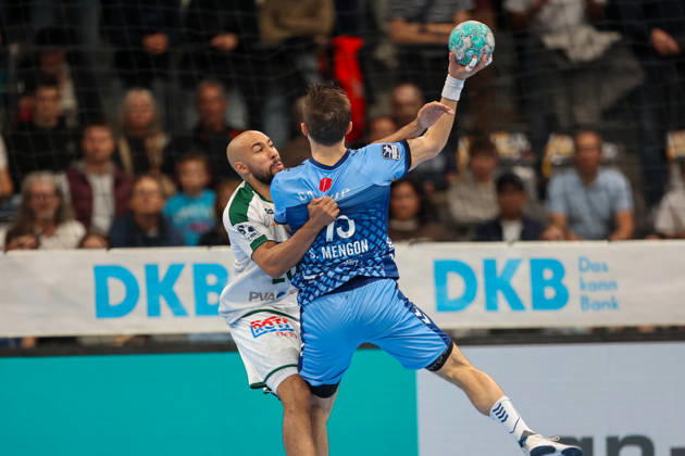 Simone Mengon (TVB Stuttgart), 15, goes head-to-head with Cyrill Akakpo (HSG Wetzlar), 20 GER, TVB Stuttgart vs. HSG Wetzlar, Handball, Opel Handball Bundesliga, Matchday 8, 2026–2027 season, October 8, 2026 GER, TVB Stuttgart vs. HSG Wetzlar, Handball, Opel Handball Bundesliga, Matchday 8, 2026–2027 season, October 8, 2026 Stuttgart Copyright: xEibner-Pressefoto SoerenxHerwegx EP_SHG