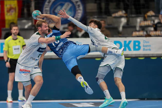 Mohamed Darmoul (TVB Stuttgart, 70) is blocked from taking a shot by Petter Oeverby (HSG Wetzlar, 11) and Marti Soler (HSG Wetzlar, 23). GER, TVB Stuttgart vs. HSG Wetzlar, Handball, Opel Handball Bundesliga, Matchday 8, 2026–2027 season, October 8, 2026 GER, TVB Stuttgart vs. HSG Wetzlar, Handball, Opel Handball Bundesliga, Matchday 8, 2026–2027 season, October 8, 2026, Stuttgart Copyright: xEibner-Pressefoto SoerenxHerwegx EP_SHG