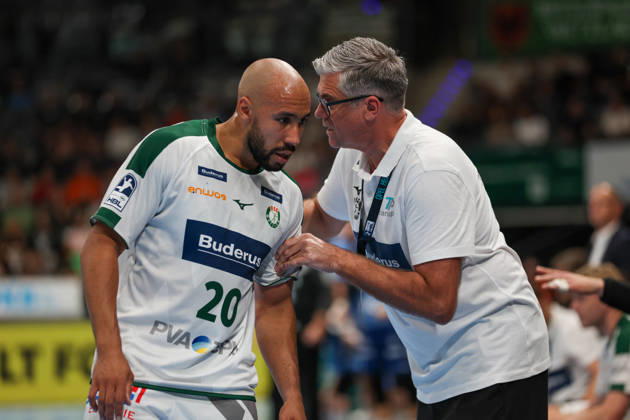 Cyrill Akakpo (HSG Wetzlar, 20) receives instructions from Runar Sigtryggsson (HSG Wetzlar, coach), GER, TVB Stuttgart vs. HSG Wetzlar, handball, Opel Handball Bundesliga, Matchday 8, 2026–2027 season, October 8, 2026, GER, TVB Stuttgart vs. HSG Wetzlar, Handball, Opel Handball Bundesliga, Matchday 8, 2026–2027 season, October 8, 2026, Stuttgart Copyright: xEibner-Pressefoto SoerenxHerwegx EP_SHG
