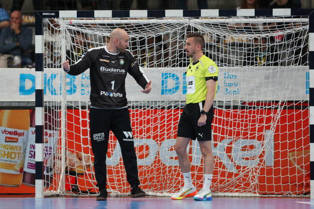 Bart Ravensbergen, HSG Wetzlar, No. 1, in discussion with the referee (GER), TVB Stuttgart vs. HSG Wetzlar, Handball, Opel Handball Bundesliga, Matchday 8, 2026–2027 season, October 8, 2026, GER, TVB Stuttgart vs. HSG Wetzlar, Handball, Opel Handball Bundesliga, Matchday 8, 2026–2027 season, October 8, 2026, Stuttgart Copyright: xEibner-Pressefoto SoerenxHerwegx EP_SHG