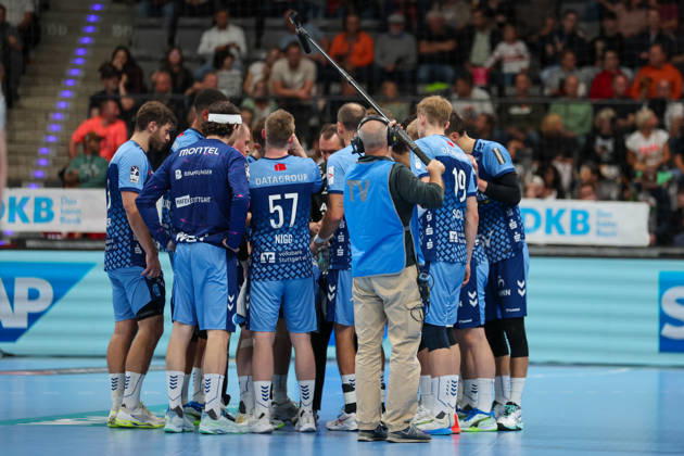 The TVB Stuttgart team during a timeout GER, TVB Stuttgart vs. HSG Wetzlar, Handball, Opel Handball Bundesliga, Matchday 8, 2026–2027 season, October 8, 2026, GER, TVB Stuttgart vs. HSG Wetzlar, Handball, Opel Handball Bundesliga, Matchday 8, 2026–2027 season, October 8, 2026, Stuttgart Copyright: xEibner-Pressefoto SoerenxHerwegx EP_SHG