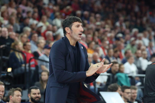 Alex Mumbru, head coach of Virtus Bologna, is applauded, GER, FC Bayern Basketball vs. Virtus Bologna, basketball, EuroLeague, Matchday 4, 2026–2027 season, October 8, 2026, GER, FC Bayern Basketball vs. Virtus Bologna, Basketball, EuroLeague, Matchday 4, 2026–2027 season, October 8, 2026, Munich Copyright: xEibner-Pressefoto JennixMaulx EP_JML