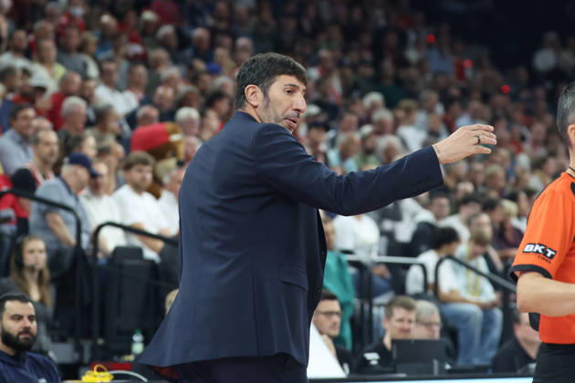 Alex Mumbru, head coach of Virtus Bologna, gesturing, GER, FC Bayern Basketball vs. Virtus Bologna, basketball, EuroLeague, Matchday 4, 2026–2027 season, October 8, 2026, GER, FC Bayern Basketball vs. Virtus Bologna, Basketball, EuroLeague, Matchday 4, 2026–2027 Season, October 8, 2026, Munich Copyright: xEibner-Pressefoto JennixMaulx EP_JML