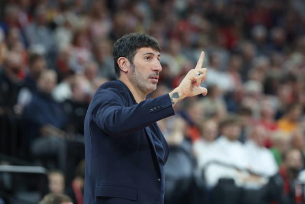 Alex Mumbru, head coach of Virtus Bologna, gesturing, GER, FC Bayern Basketball vs. Virtus Bologna, basketball, EuroLeague, Matchday 4, 2026–2027 season, October 8, 2026, GER, FC Bayern Basketball vs. Virtus Bologna, Basketball, EuroLeague, Matchday 4, 2026–2027 Season, October 8, 2026, Munich Copyright: xEibner-Pressefoto JennixMaulx EP_JML
