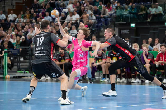 Handball, HBL2: SC DHfK Leipzig vs. TuS N Lübbecke, October 8, 2026; Caspar Gauer 25, SC DHfK Leipzig is led by Malte Dederding 38, TuS N Lübbecke is led by Malte Dederding (38), Handball, 2nd Bundesliga, 2026–2027 season, Matchday 7: SC DHfK Leipzig vs. TuS N Lübbecke on October 8, 2026, at the Quarterback Immobilien Arena Leipzig Copyright: xBEAUTIFULxSPORTS JanxKaeferx
