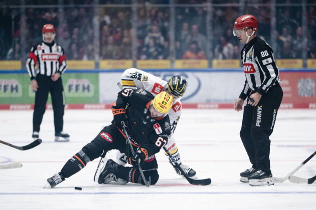 Matthew Wedman, Loewen Frankfurt, 67; Phil Varone, Krefeld Pinguine, 76 GER; Loewen Frankfurt vs. Krefeld Pinguine, ice hockey, PENNY DEL, Matchday 7, 2026–2027 season, October 8, 2026 GER, Loewen Frankfurt vs. Krefeld Pinguine, Ice Hockey, PENNY DEL, Matchday 7, 2026–2027 Season, October 8, 2026 Frankfurt am Main Copyright: xEibner-Pressefoto AttilaxZigax EP_AZA