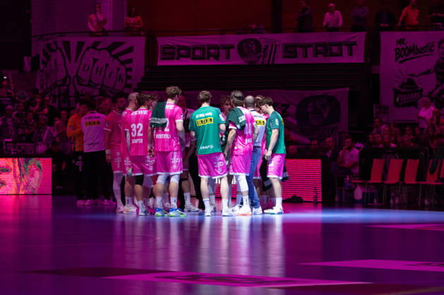 Handball, HBL2: SC DHfK Leipzig vs. TuS N Lübbecke, October 8, 2026. The SC DHfK Leipzig team in special pink jerseys during a timeout in the center circle. Handball, 2nd Bundesliga, 2026–2027 season, Matchday 7: SC DHfK Leipzig vs. TuS N Lübbecke on October 8, 2026, at the Quarterback Immobilien Arena Leipzig Copyright: xBEAUTIFULxSPORTS JanxKaeferx