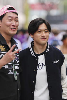 October 8, 2026, Singapore, Kaohsiung City, Singapore: ZHOU GUANYU poses for photos with fans in the paddock ahead of the 2026 Formula 1 Singapore Grand Prix at Marina Bay Street Circuit Singapore Singapore - ZUMAh201 20261008_zsp_h201_001 Copyright: xYichinxHoux