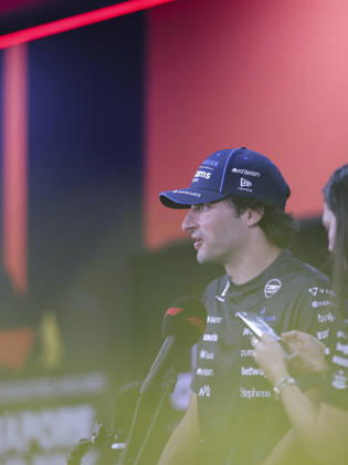 October 8, 2026, Singapore, Kaohsiung City, Singapore: CARLOS SAINZ of Atlassian Williams Racing speaks to members of the media during a group interview in the paddock ahead of the 2026 Formula 1 Singapore Grand Prix at Marina Bay Street Circuit in Singapore. Singapore Singapore - ZUMAh201 20261008_zsp_h201_027 Copyright: xYichinxHoux