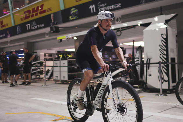 October 8, 2026, Singapore, Kaohsiung City, Singapore: VALTTERI BOTTAS of Cadillac Formula 1 Team heads out on his bicycle for another track inspection under the lights at Marina Bay Street Circuit ahead of the 2026 Formula 1 Singapore Grand Prix in Singapore. Singapore Singapore - ZUMAh201 20261008_zsp_h201_041 Copyright: xYichinxHoux