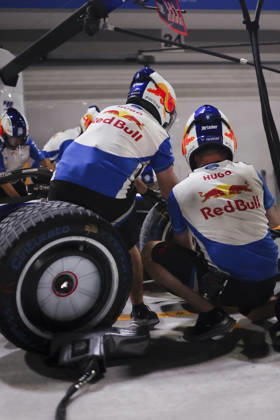 October 8, 2026, Singapore, Kaohsiung City, Singapore: Members of the Visa Cash App Racing Bulls Formula One Team repeatedly practice pit stop procedures in the pit lane at Marina Bay Street Circuit, focusing on precision, speed and teamwork ahead of the 2026 Formula 1 Singapore Grand Prix in Singapore. Singapore Singapore - ZUMAh201 20261008_zsp_h201_042 Copyright: xYichinxHoux