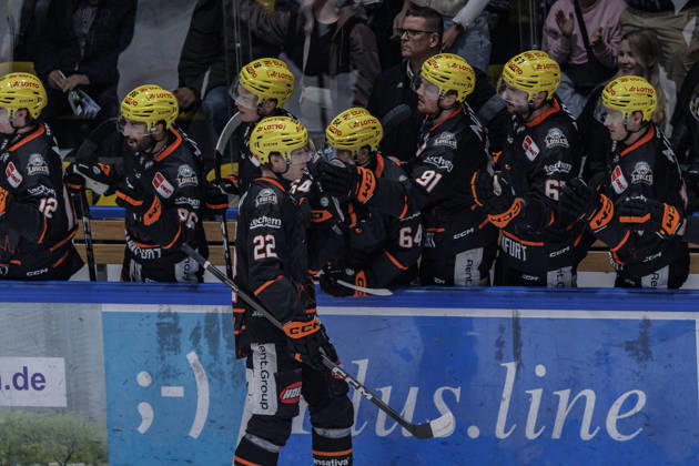 Penny DEL Löwen Frankfurt vs. Krefeld Pinguine, October 8, 2026: Timo Kose of Löwen Frankfurt scored the 1-0 goal and celebrated with his teammates, Löwen Frankfurt vs. Krefeld Pinguine, Frankfurt, NIX Ice Arena, October 8, 2026 Copyright: xBEAUTIFULxSPORTS Gawlikx