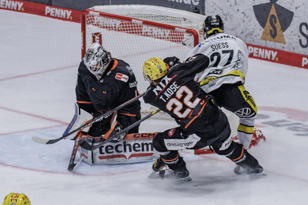 PEnny DEL Löwen Frankfurt vs. Krefeld Pinguine, October 8, 2026: Nico Pertuch (Löwen Frankfurt 1) secures the puck in front of Timo Kose (Löwen Frankfurt 22) and C. J. Suess (Krefeld Pinguine 27), Löwen Frankfurt vs. Krefeld Pinguine, Frankfurt, NIX Ice Arena, October 8, 2026 Copyright: xBEAUTIFULxSPORTS Gawlikx