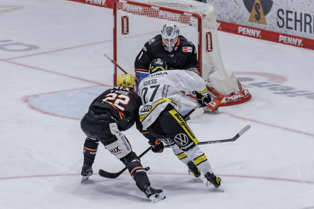 Penny DEL Löwen Frankfurt vs. Krefeld Pinguine, October 8, 2026: Timo Kose (Löwen Frankfurt, No. 22) and C. J. Suess (Krefeld Pinguine, No. 27) battle Nico Pertuch (Löwen Frankfurt, No. 1) for the puck; Löwen Frankfurt vs. Krefeld Pinguine, Frankfurt, NIX Ice Arena, October 8, 2026 Copyright: xBEAUTIFULxSPORTS Gawlikx