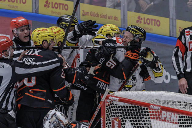 PEnny DEL Frankfurt Lions vs. Krefeld Penguins, October 8, 2026: Austin Wagner of the Löwen Frankfurt (91) and Max Newton of the Krefeld Pinguine (37) on the verge of a fight over a disagreement; Löwen Frankfurt vs. Krefeld Pinguine, Frankfurt, NIX Ice Arena, October 8, 2026 Copyright: xBEAUTIFULxSPORTS Gawlikx