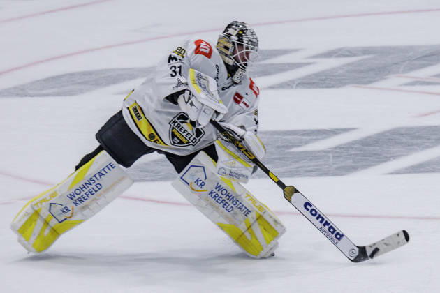 Penny DEL Löwen Frankfurt vs. Krefeld Pinguine, October 8, 2026 Felix Bick (Krefeld Pinguine) clears the puck, Löwen Frankfurt vs. Krefeld Pinguine, Frankfurt, NIX Ice Arena, October 8, 2026 Copyright: xBEAUTIFULxSPORTS Gawlikx