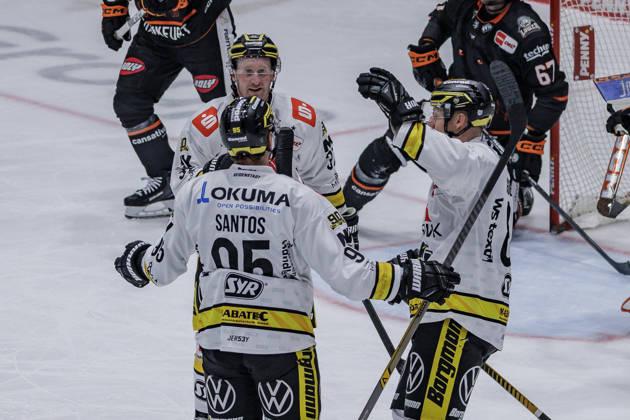 Penny DEL Löwen Frankfurt vs. Krefeld Pinguine, October 8, 2026 Mathew Santos (Krefeld Pinguine 95) and Philip Gogulla (Krefeld Pinguine 87) celebrate the goal that tied the game at 1-1, Löwen Frankfurt vs. Krefeld Pinguine, Frankfurt, NIX Ice Arena, October 8, 2026 Copyright: xBEAUTIFULxSPORTS Gawlikx
