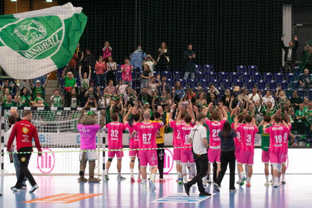 Handball, HBL2: SC DHfK Leipzig vs. TuS N Lübbecke, October 8, 2026. The SC DHfK Leipzig team celebrates in front of the fans with a flag waving. Handball, 2nd Bundesliga, 2026–2027 season, Matchday 7: SC DHfK Leipzig vs. TuS N Lübbecke on October 8, 2026, at the Quarterback Immobilien Arena Leipzig Copyright: xBEAUTIFULxSPORTS JanxKaeferx