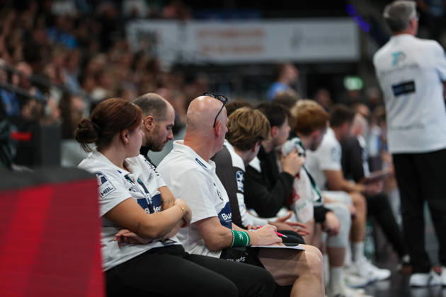 The HSG Wetzlar bench looks disappointed GER, TVB Stuttgart vs. HSG Wetzlar, Handball, Opel Handball Bundesliga, Matchday 8, 2026–2027 season, October 8, 2026 GER, TVB Stuttgart vs. HSG Wetzlar, Handball, Opel Handball Bundesliga, Matchday 8, 2026–2027 season, October 8, 2026 Stuttgart Copyright: xEibner-Pressefoto SoerenxHerwegx EP_SHG