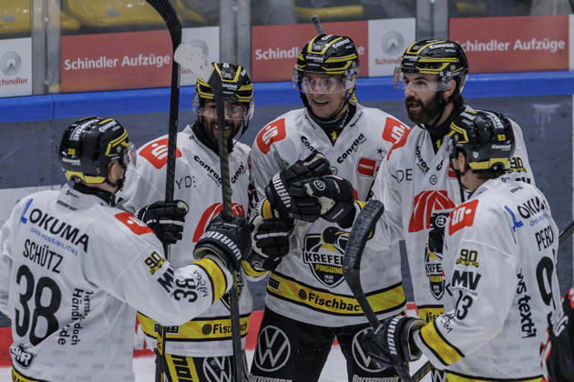 PEnny DEL Löwen Frankfurt vs. Krefeld Pinguine, October 8, 2026: Tim Schütz (Krefeld Pinguine, 38), Adam Payerl (Krefeld Pinguine, 90), and Stuart Percy (Krefeld Pinguine, 93) celebrate the goal that made the score 1–3, Löwen Frankfurt vs. Krefeld Pinguine, Frankfurt, NIX Ice Arena, October 8, 2026 Copyright: xBEAUTIFULxSPORTS Gawlikx