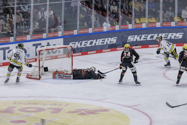 PEnny DEL Löwen Frankfurt vs. Krefeld Pinguine, October 8, 2026: Philip Gogulla of the Krefeld Pinguine (No. 87) scored the goal to make it 1–4, while Nico Pertuch of the Löwen Frankfurt (No. 1) is on the ice, the puck is in the net, and Mathew Santos of the Krefeld Pinguine (No. 95), Löwen Frankfurt vs. Krefeld Pinguine, Frankfurt, NIX Ice Arena, October 8, 2026 Copyright: xBEAUTIFULxSPORTS Gawlikx