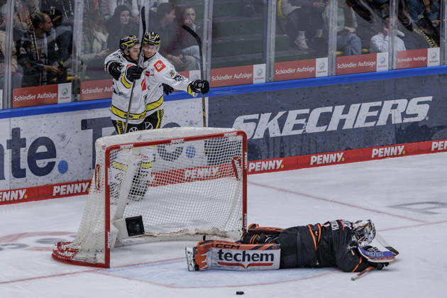 PEnny DEL Löwen Frankfurt vs. Krefeld Pinguine, October 8, 2026: Mathew Santos (Krefeld Pinguine 95) and Philip Gogulla (Krefeld Pinguine 87) celebrate the goal that made it 1–4, while Nico Pertuch (Löwen Frankfurt 1) lies defeated on the ice. Löwen Frankfurt vs. Krefeld Pinguine, Frankfurt, NIX Ice Arena, October 8, 2026 Copyright: xBEAUTIFULxSPORTS Gawlikx