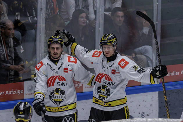PEnny DEL Löwen Frankfurt vs. Krefeld Pinguine, October 8, 2026: Philip Gogulla (Krefeld Pinguine, 87) and Mathew Santos (Krefeld Pinguine, 95) celebrate the goal that made the score 1–4 in the Löwen Frankfurt vs. Krefeld Pinguine game, Frankfurt, NIX Ice Arena, October 8, 2026 Copyright: xBEAUTIFULxSPORTS Gawlikx