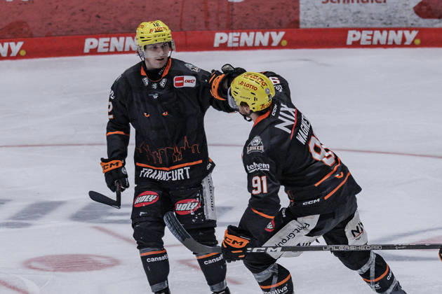 PEnny DEL Löwen Frankfurt vs. Krefeld Pinguine, October 8, 2026: Austin Wagner of the Löwen Frankfurt high-fives Noah Dunham of the Löwen Frankfurt after scoring the goal that made it 2–4, Löwen Frankfurt vs. Krefeld Pinguine, Frankfurt, NIX Ice Arena, October 8, 2026 Copyright: xBEAUTIFULxSPORTS Gawlikx