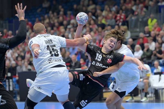 Reynir Thor Stefansson (MT Melsungen 19) taking a shot; Matej Gaber (HBC Nantes 15 L), Thibaud Briet (HBC Nantes 3 R), GER, MT Melsungen vs. HBC Nantes (FRA), Handball, Men’s Champions League, Group Matches, 2026–2027 Season, October 8, 2026, GER, MT Melsungen vs. HBC Nantes Handball, Men’s Champions League, Group Match, 2026–2027 Season, October 8, 2026, Kassel Copyright: xEibner-Pressefotox xRolandxSippelx EP_RSL