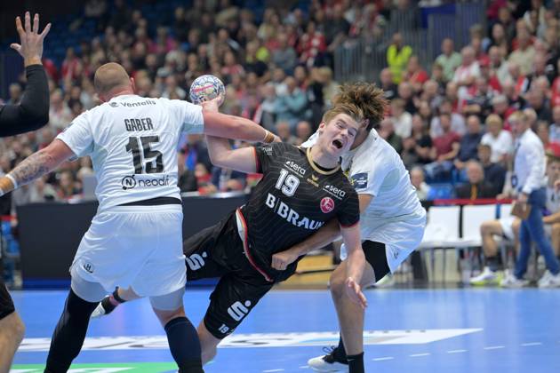 Reynir Thor Stefansson (MT Melsungen 19) taking a shot; Matej Gaber (HBC Nantes 15 L), Thibaud Briet (HBC Nantes 3 R), GER, MT Melsungen vs. HBC Nantes (FRA), Handball, Men’s Champions League, Group Matches, 2026–2027 Season, October 8, 2026, GER, MT Melsungen vs. HBC Nantes Handball, Men’s Champions League, Group Match, 2026–2027 Season, October 8, 2026, Kassel Copyright: xEibner-Pressefotox xRolandxSippelx EP_RSL