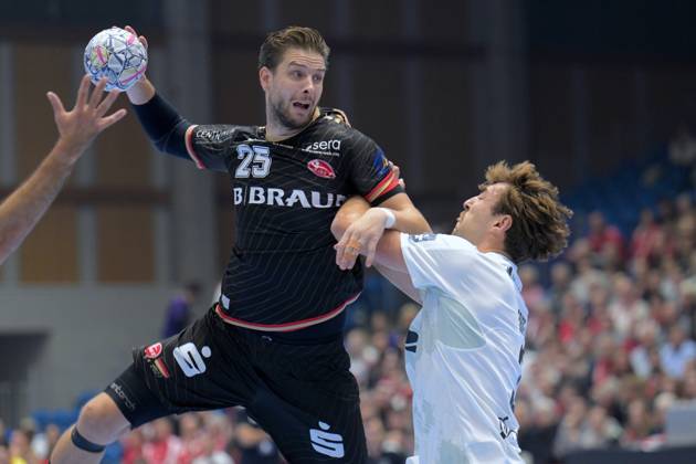 Olle Forsell Schefvert, MT Melsungen 25, on the ball; Thibaud Briet, HBC Nantes 3; GER, MT Melsungen vs. HBC Nantes (FRA); Handball; Men s Champions League; Group Matches; 2026–2027 Season; October 8, 2026, GER, MT Melsungen vs. HBC Nantes, Handball, Men’s Champions League, Group Match, 2026–2027 Season, October 8, 2026, Kassel Copyright: xEibner-Pressefotox xRolandxSippelx EP_RSL