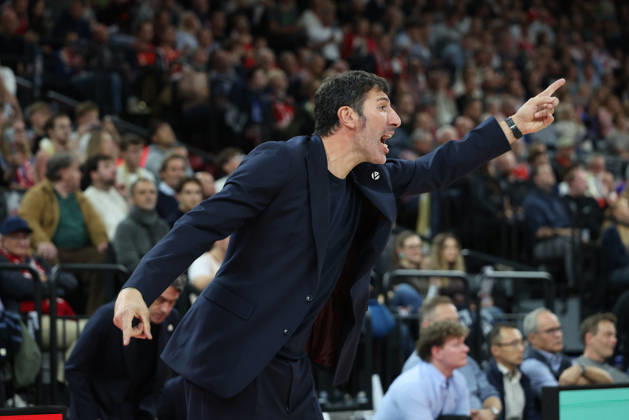 Alex Mumbru, head coach of Virtus Bologna, gesturing; gestures, emotions, facial expressions, GER, FC Bayern Basketball vs. Virtus Bologna, basketball, EuroLeague, Matchday 4, 2026–2027 season, October 8, 2026, GER, FC Bayern Basketball vs. Virtus Bologna, basketball, EuroLeague, Matchday 4, 2026–2027 season, October 8, 2026, Munich Copyright: xEibner-Pressefoto JennixMaulx EP_JML