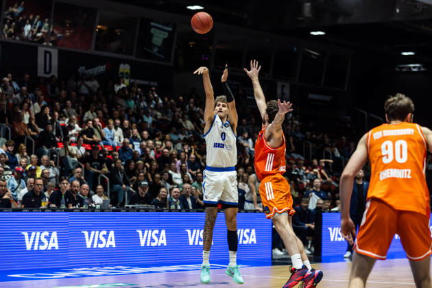 October 7, 2026, GER, BKT Eurocup, Basketball, Chemnitz, Niners Chemnitz vs. Neptunas Klaipeda, Henri Drell (Neptunas Klaipeda), 0; Ben Burnham (Niners Chemnitz), 25; Chemnitz Messe, Chemnitz, Saxony, Germany