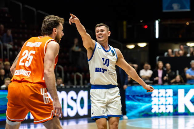 October 7, 2026, GER, BKT Eurocup, Basketball, Chemnitz, Niners Chemnitz vs. Neptunas Klaipeda, Elvar Fridriksson (Neptunas Klaipeda), No. 10 gives a hand signal, Chemnitz Messe, Chemnitz, Saxony, Germany