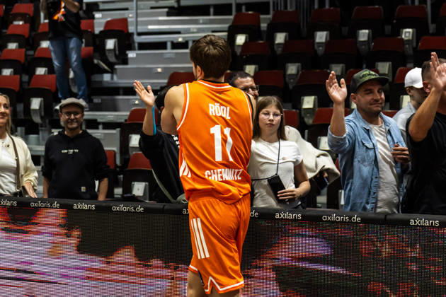 October 7, 2026, GER, BKT Eurocup, Basketball, Chemnitz, Niners Chemnitz vs. Neptunas Klaipeda, Elias Rödl of the Niners Chemnitz, 11, thanks the fans at the Chemnitz Trade Fair, Chemnitz, Saxony, Germany