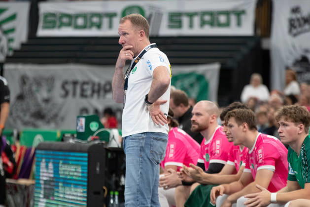 Handball, HBL2: SC DHfK Leipzig vs. TuS N Lübbecke, October 8, 2026. Head Coach Frank Carstens of SC DHfK Leipzig looks pensive. Handball, 2nd Bundesliga, 2026–2027 season, Matchday 7: SC DHfK Leipzig vs. TuS N Lübbecke on October 8, 2026, at the Quarterback Immobilien Arena Leipzig Copyright: xBEAUTIFULxSPORTS JanxKaeferx