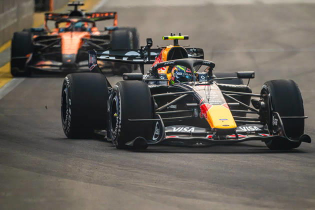 RECORD DATE NOT STATED 9th October 2026; Marina Bay, Singapore; Formula 1, Singapore Grand Prix, Free Practice and Sprint Qualifying Day; Max Verstappen (3) of the Netherlands and Oracle Red Bull Racing inches ahead of the McLaren Mastercard F1 Team DavidxAsh