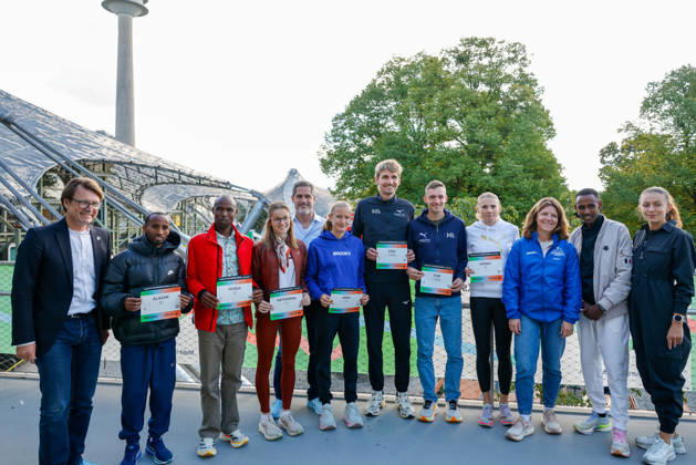 Munich Marathon 2026 Press Conference, Munich, October 9, 2026 Florian KRAUS, Department of Education and Sports of the City of Munich; Alazar TEREFA (ETH); Hosea Tuwei (KEN); Katharina Saathoff (GER); Fabian SCHÄFER, Managing Director of Laufstatt Event gGmbH (organizer); Nina REUTER (GER), Erik HILLE (GER), Tom Thurley (GER), Hanna LINDHOLM (SWE), Laura BAUER (Sports Director), n n, and Tetiana KOHUT (UKR), in a group photo at the Munich Marathon 2026 press conference in Munich, October 9, 2026 Copyright: xBEAUTIFULxSPORTS Kellererx