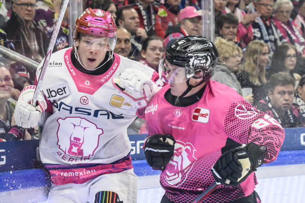 In the photo, from left: Jonas Müller (Eisbären Berlin 18), Tyler Morley (Grizzlys Wolfsburg 86); one-on-one battle, action, fight, battling for the puck, GER, Berlin, ice hockey, DEL 1, Eisbären Berlin vs. Grizzlys Wolfsburg, at the Uber Arena, October 9, 2026, Copyright: HMBxMedia UwexKoch